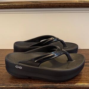 OOFOS Women's Glossy Black Sandals